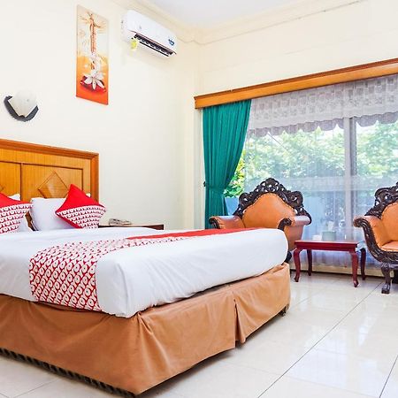 Oyo 375 Hotel Bougenville Syariah Padang  Extérieur photo