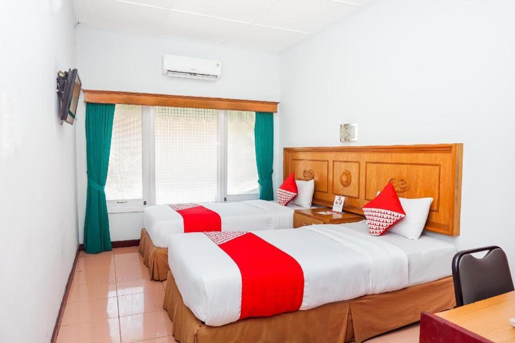 Oyo 375 Hotel Bougenville Syariah Padang  Extérieur photo