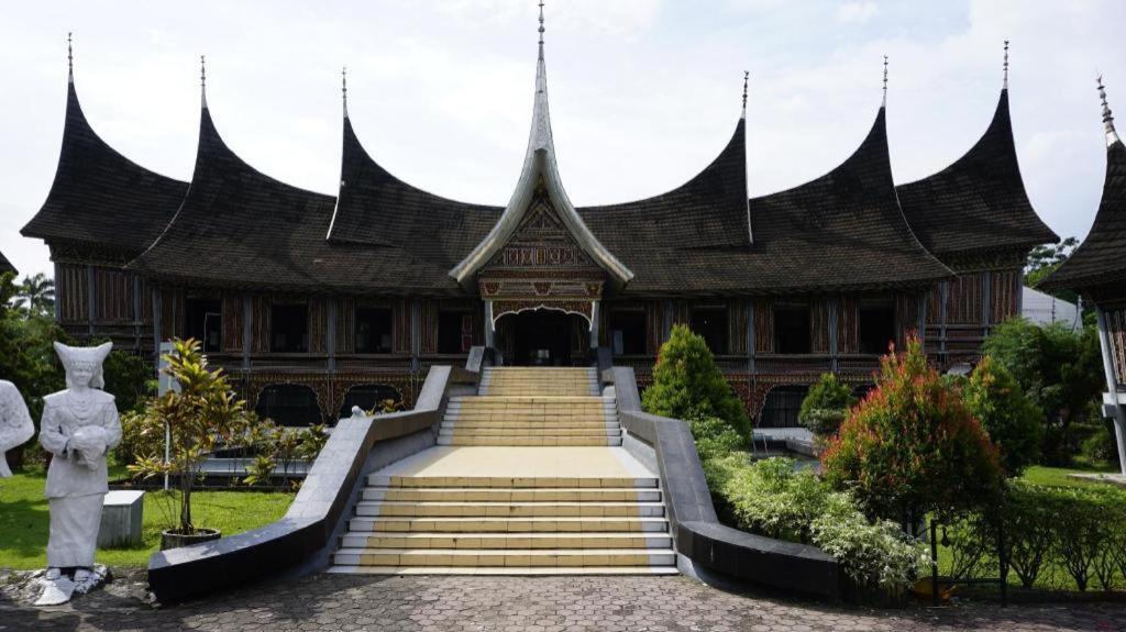 Oyo 375 Hotel Bougenville Syariah Padang  Extérieur photo
