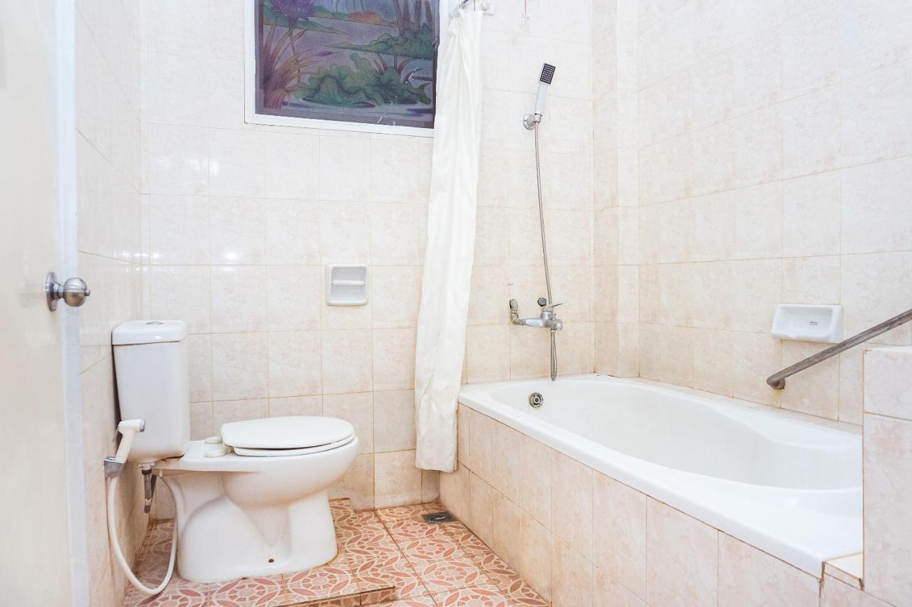 Oyo 375 Hotel Bougenville Syariah Padang  Extérieur photo