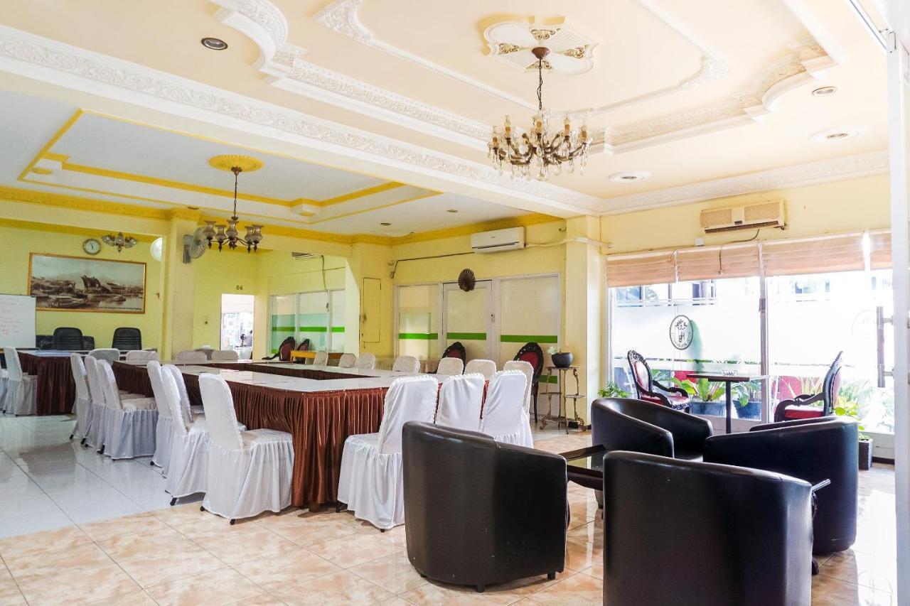Oyo 375 Hotel Bougenville Syariah Padang  Extérieur photo